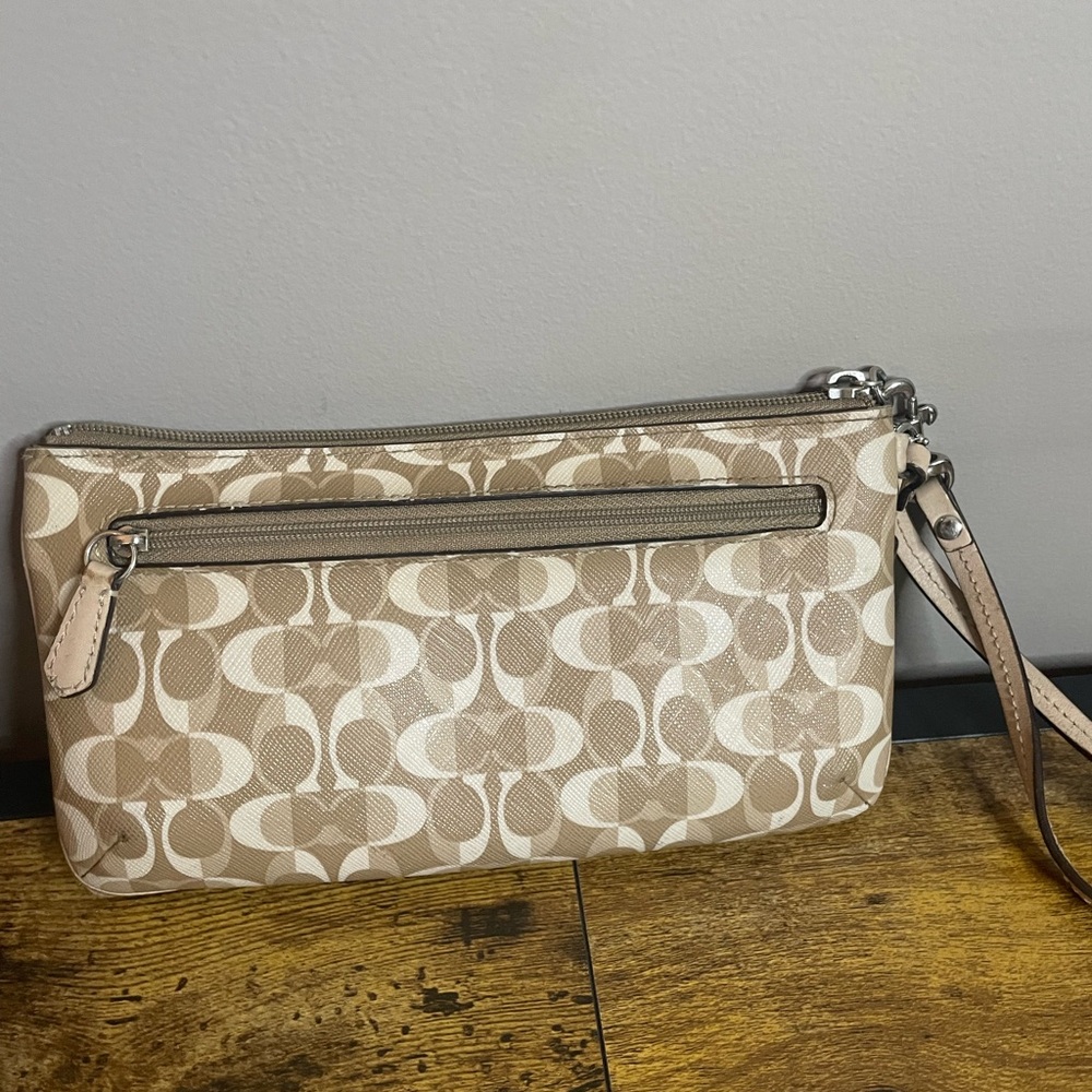 Coach Peyton Dream Go Go Wristlet Signature - Picture 3 of 8
